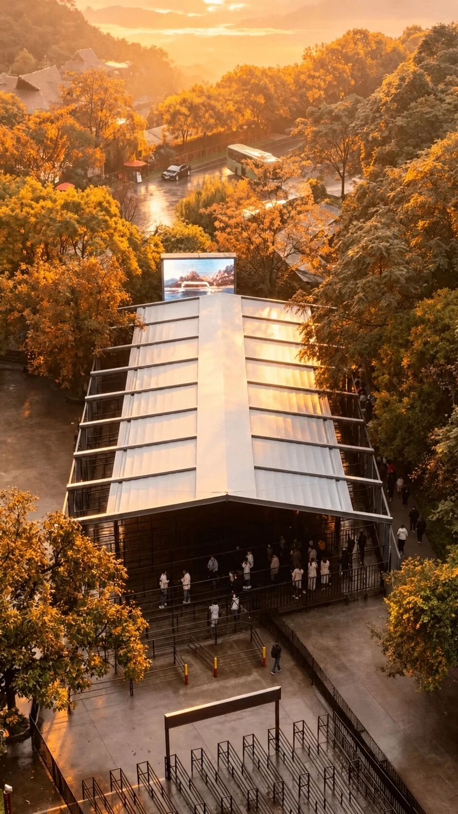 云台山小寨沟游客排队通道遮阳改造｜18套人字顶电动伸缩天幕，既有钢结构上加装的全天候方案