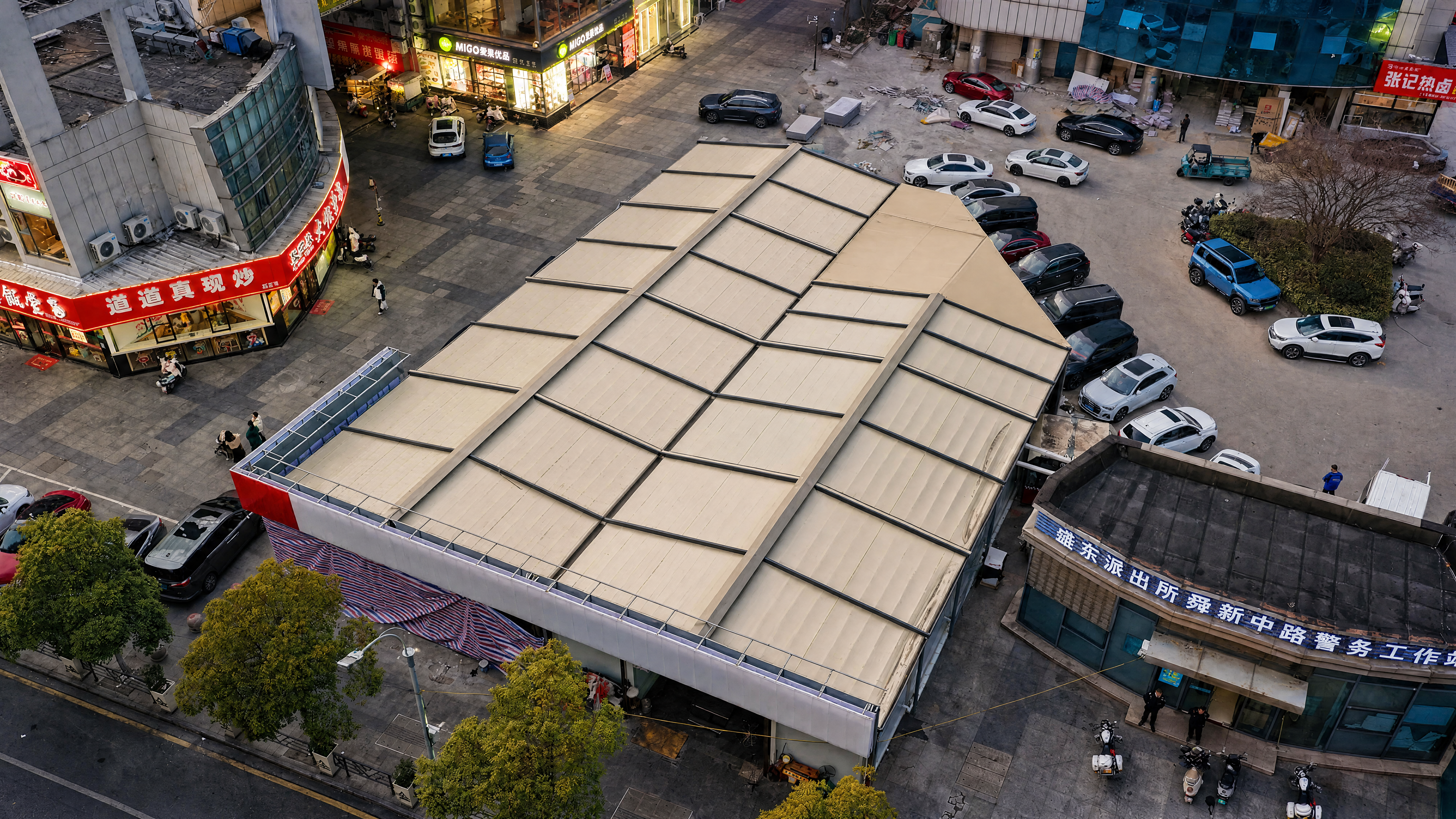 苏州商业街区夜经济案例｜14 套双人字顶折叠天幕，创新城市户外餐饮空间场景