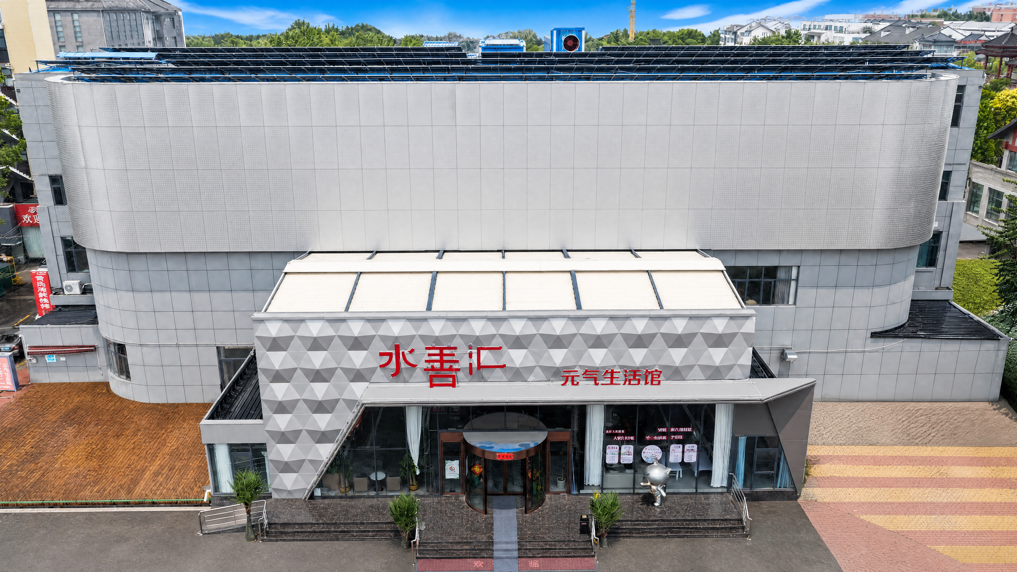 德州水善汇屋顶露台改造案例|亿斯特遮阳用6套人字顶电动天幕，让屋顶露台更从容应对晴雨
